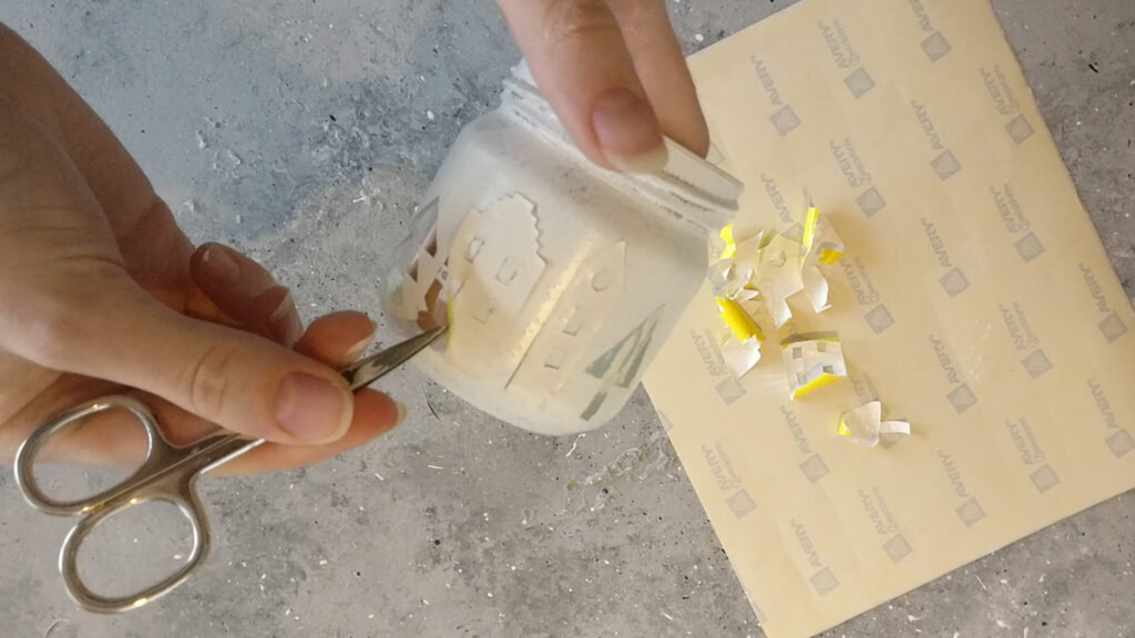 Windlicht aus Altglas basteln Schritt 5: Klebeetiketten entfernen