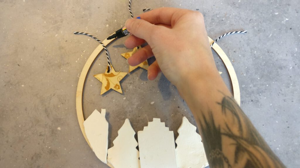 DIY Weihnachts-Kranz Schritt 9: Sterne an den Ring kleben
