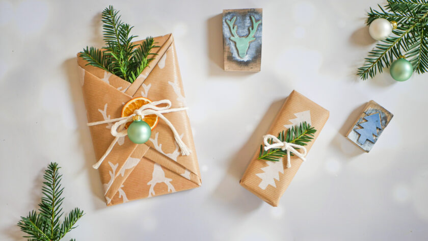 Moosgummi Stempel selber machen für die perfekte Geschenkverpackung für Weihnachten
