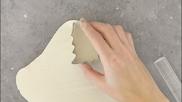 DIY Baumschmuck im Scandi-Style Schritt 1: Die Modelliermasse ausrollen und ausstechen
