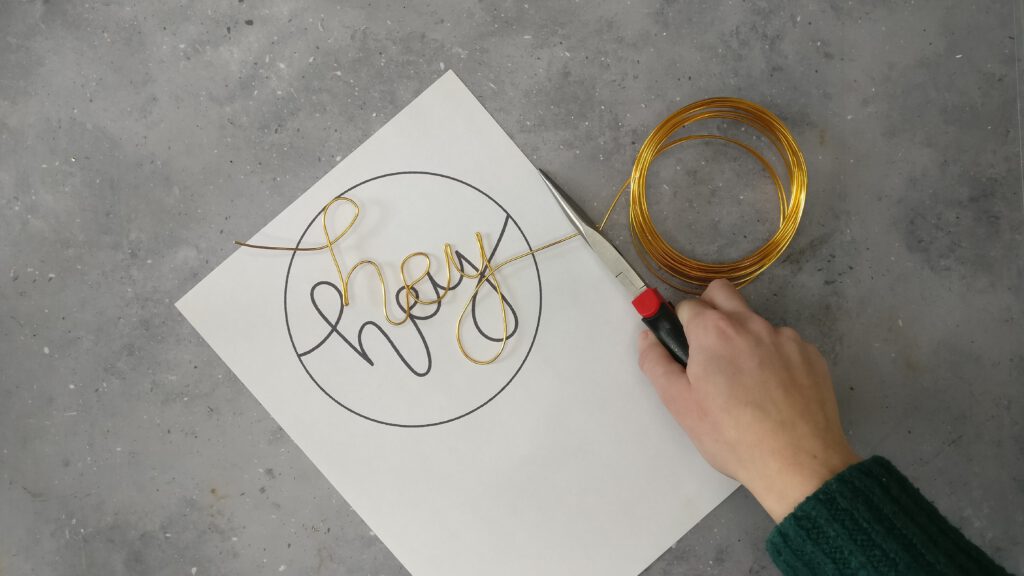 DIY Makramee Sonne basteln Schritt 9: Lettering aus goldenem Draht biegen