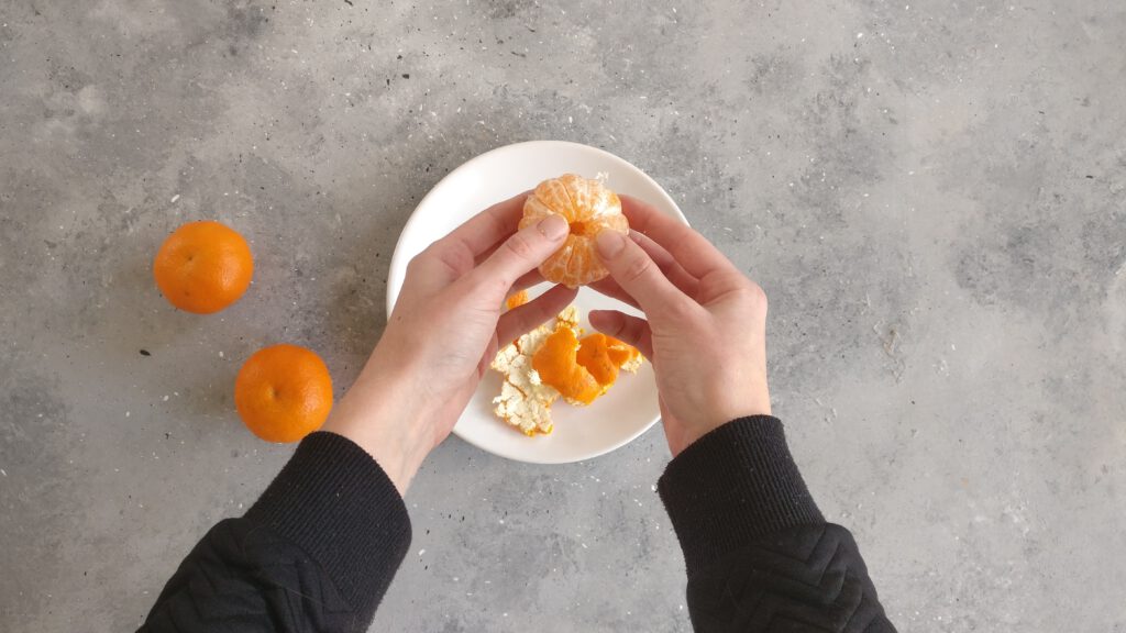 DIY Allzweckreiniger aus Orangenschalen und Essig Schritt 1: Zitrusfrüchte deiner Wahl schälen und essen