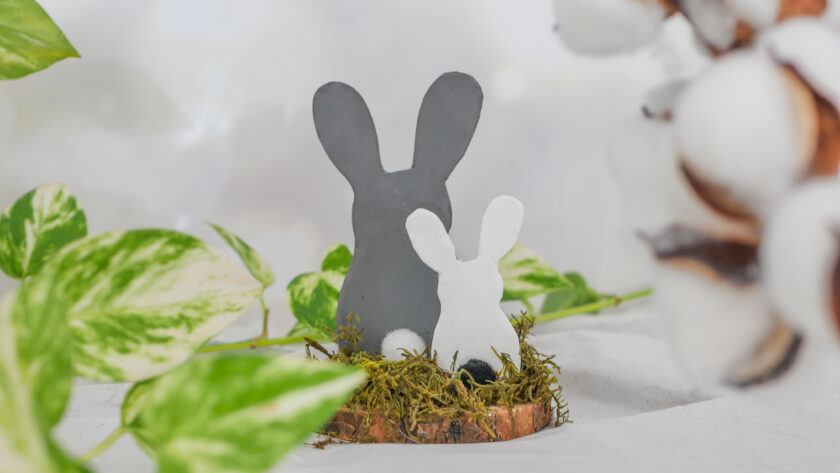 DIY Osterdeko aus Modelliermasse: Hasen auf einer Baumscheibe