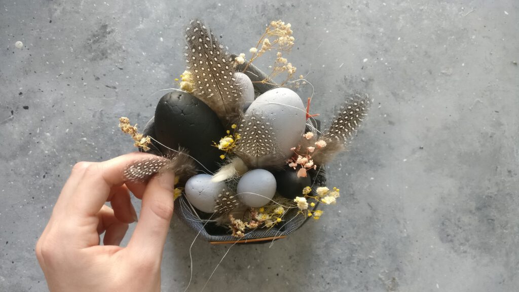 Mit Eiern, Trockenblumen und Federn dekorieren