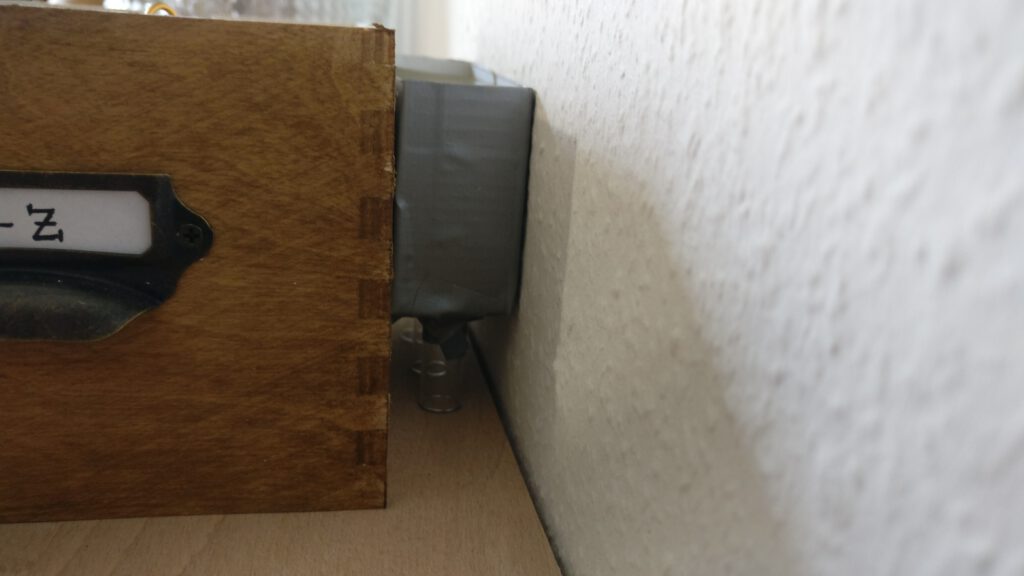 DIY Beton Vase Schritt 5: Die gefüllte Tetrapack Form zwischen Wand und Gegenstand einklemmen