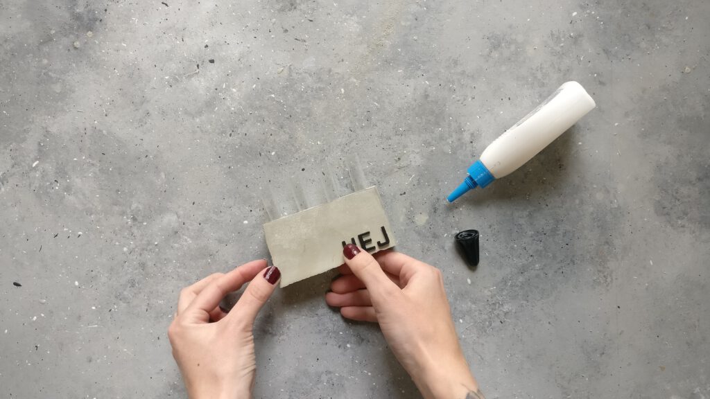 DIY Beton Vase Schritt 7: Holzbuchstaben HEJ aufkleben