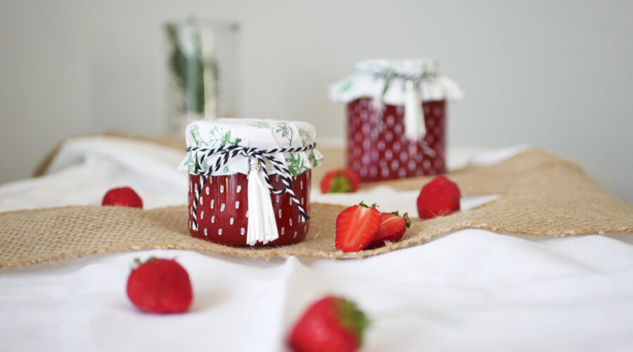 DIY Erdbeer Rhabarber Marmelade als Geschenk