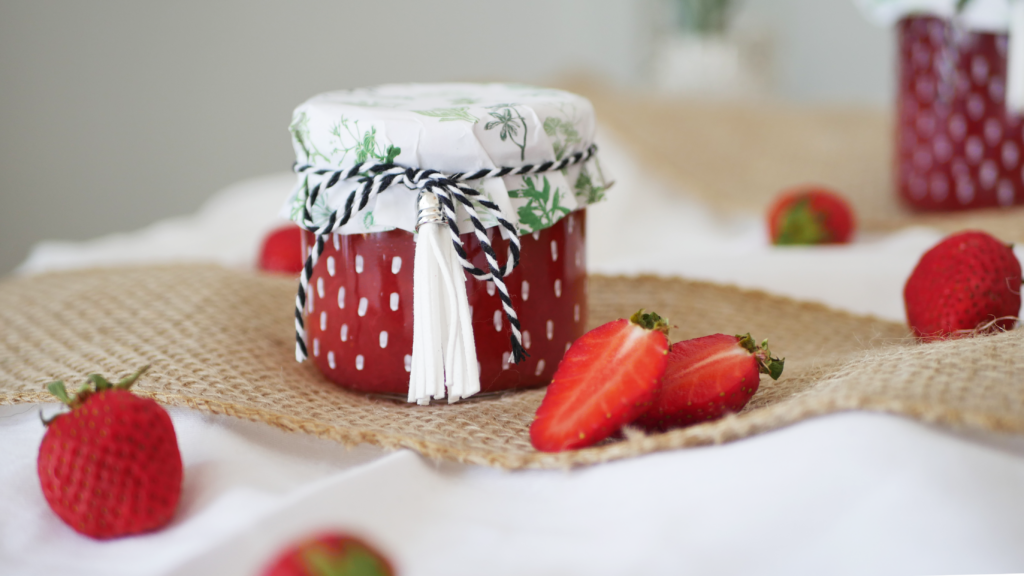 Leckere Marmelade aus Erdbeeren und Rhabarber, weniger süß und schön verpackt.