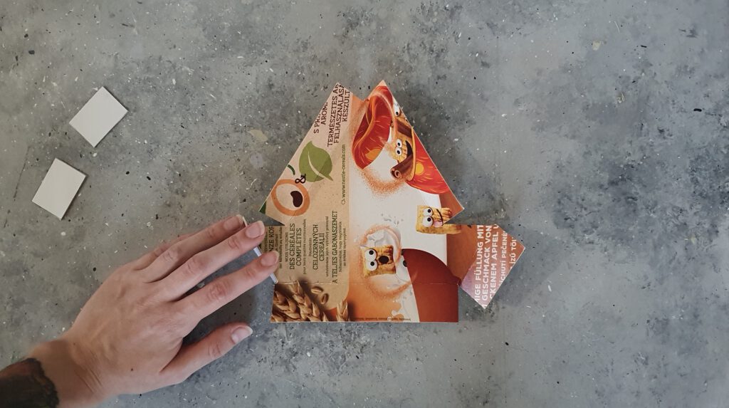 Upcycling Gießform Schritt 2: Beschichtete Seite nach innen klappen