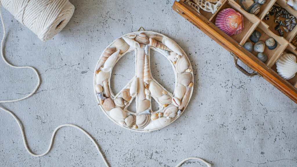 DIY Peace aus Muscheln basteln
