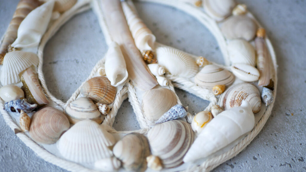 DIY: Maritimes Peace-Symbol aus Muscheln basteln