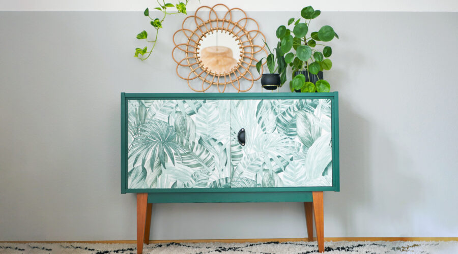 Upcycling Kommode im Boho Style mit Blätter-Tapete und grüner Farbe