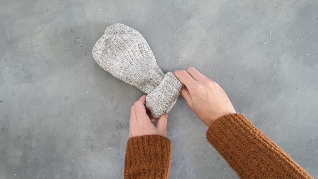DIY Kürbis aus Socken Schritt 1: Wollsocke einrollen