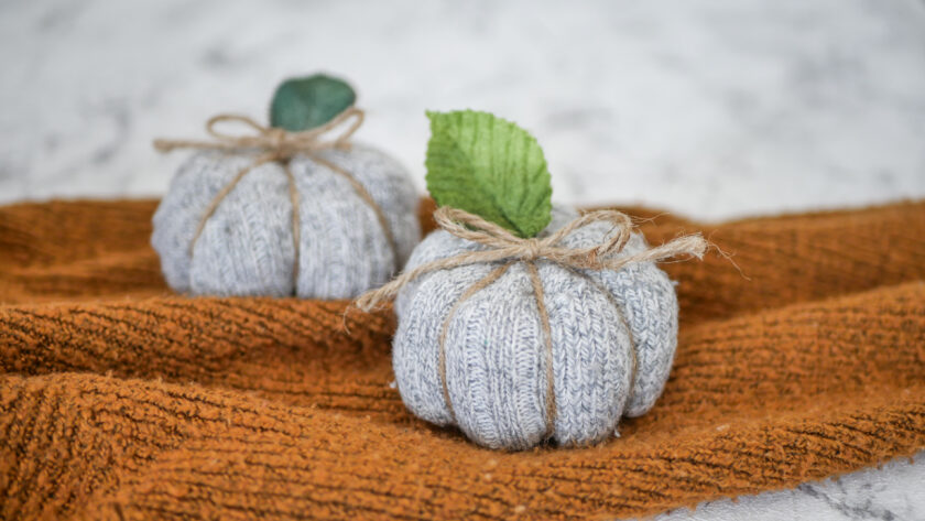 DIY Herbstdeko: Kürbis aus langen Wollsocken ohne Zerschneiden