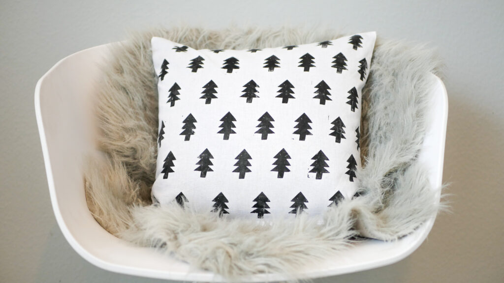 DIY Kissen mit Tannen bzw. Weihnachtsbäumen im Skandi-Stil