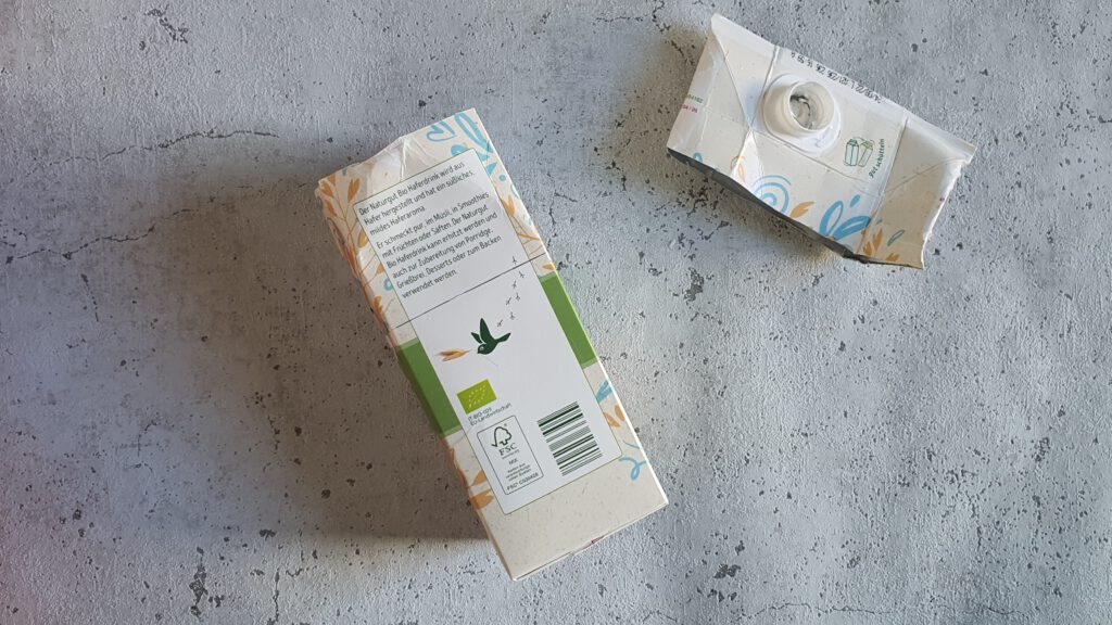 Upcycling Keks-Verpackung aus Tetra Pak Schritt 2: Oberen Teil abschneiden