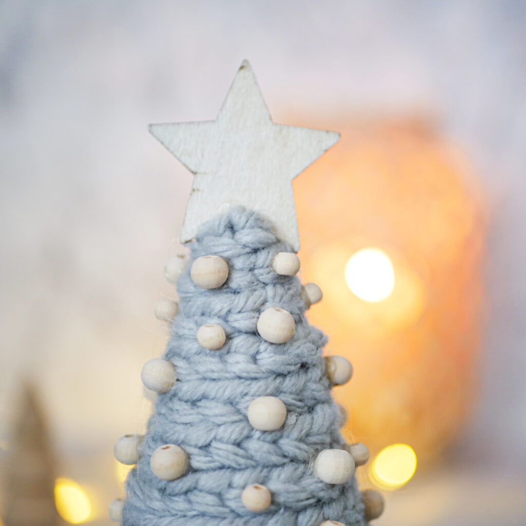 DIY Weihnachtbäumchen im Scandi-Stil aus grauer Wolle und Holzperlen
