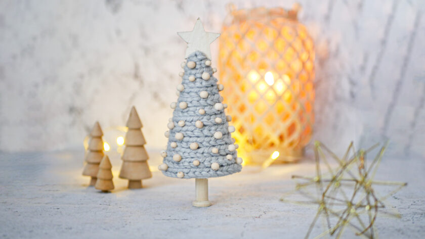 Boho Weihnachtsbaum aus Wolle und Holzperlen