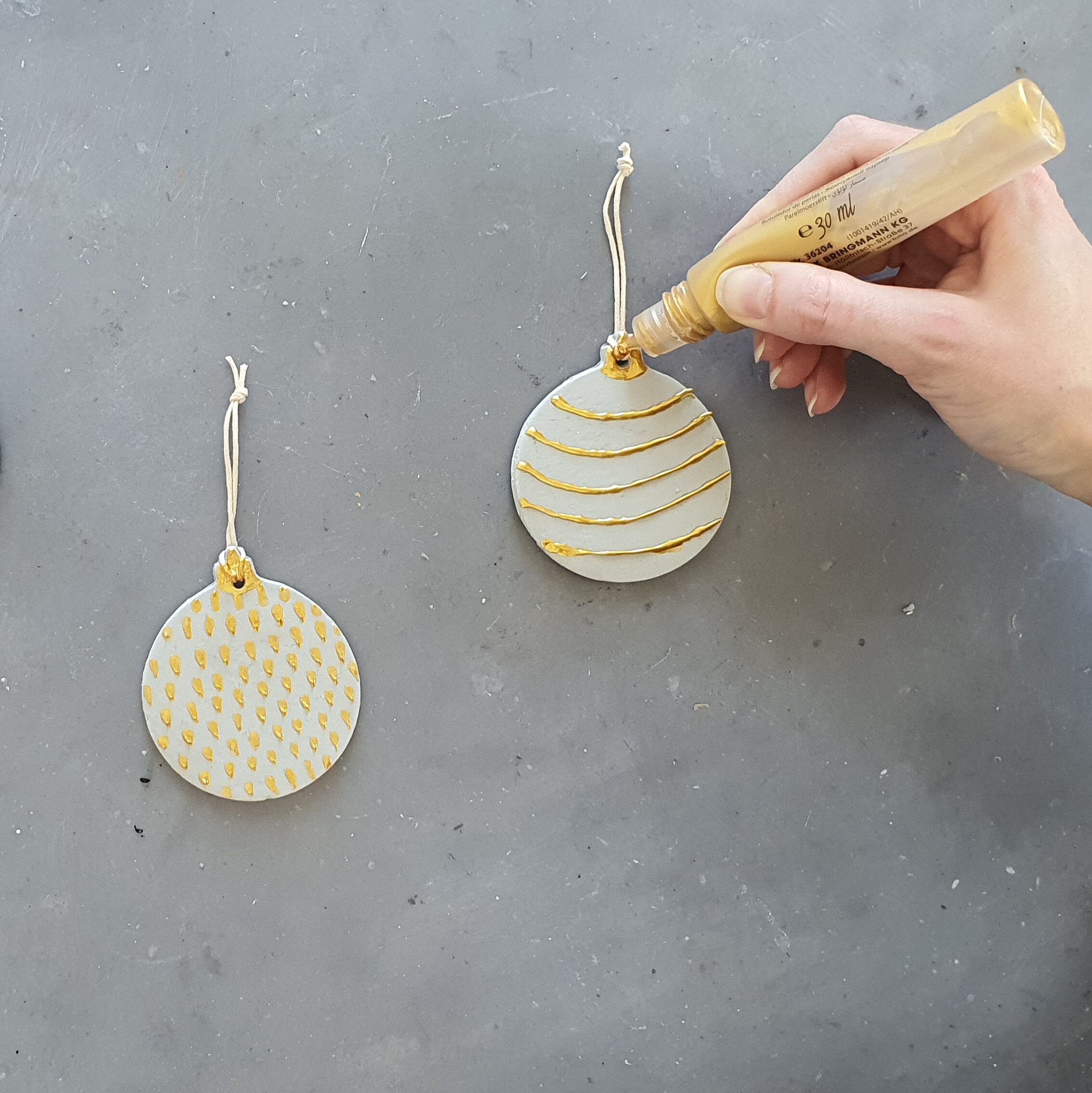 DIY Geschenkanhänger basteln Schritt 4: Garn mit goldener Farbe anpassen