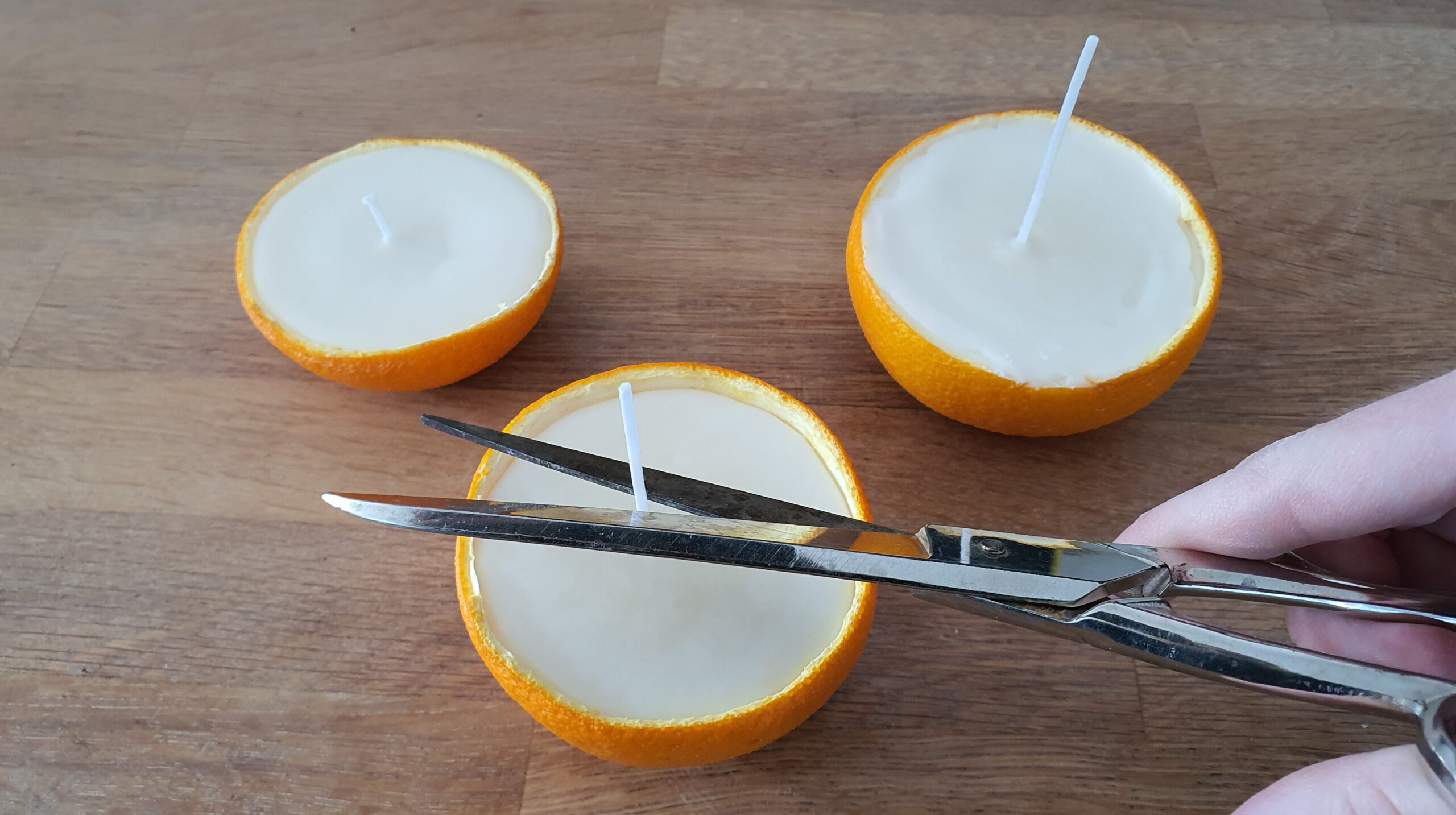Kerzengießen in Orangenschalen Schritt 5: Docht kürzen