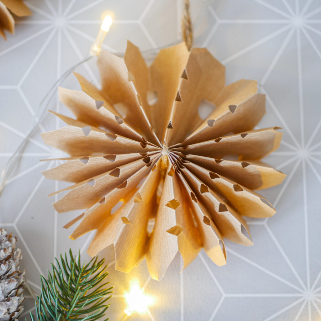 DIY Bastelidee für Weihnachten: Papiersterne aus Packpapier