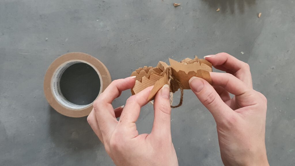Bastelanleitung für Papiersterne Schritt 5: Auffächern und die Enden zusammenkleben