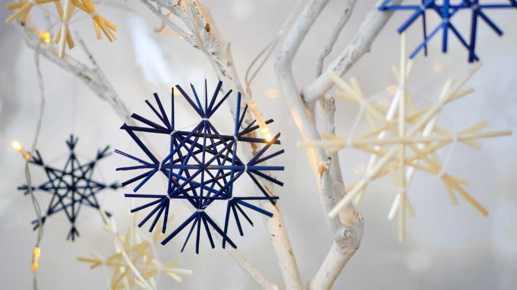 DIY Strohsterne basteln als Baumschmuck für Weihnachten im Boho-Style