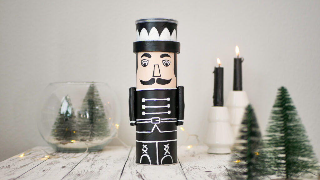 Weihnachtliche Upcyclingidee für eine Chipsdose: DIY Nussknacker in schwarz weiß