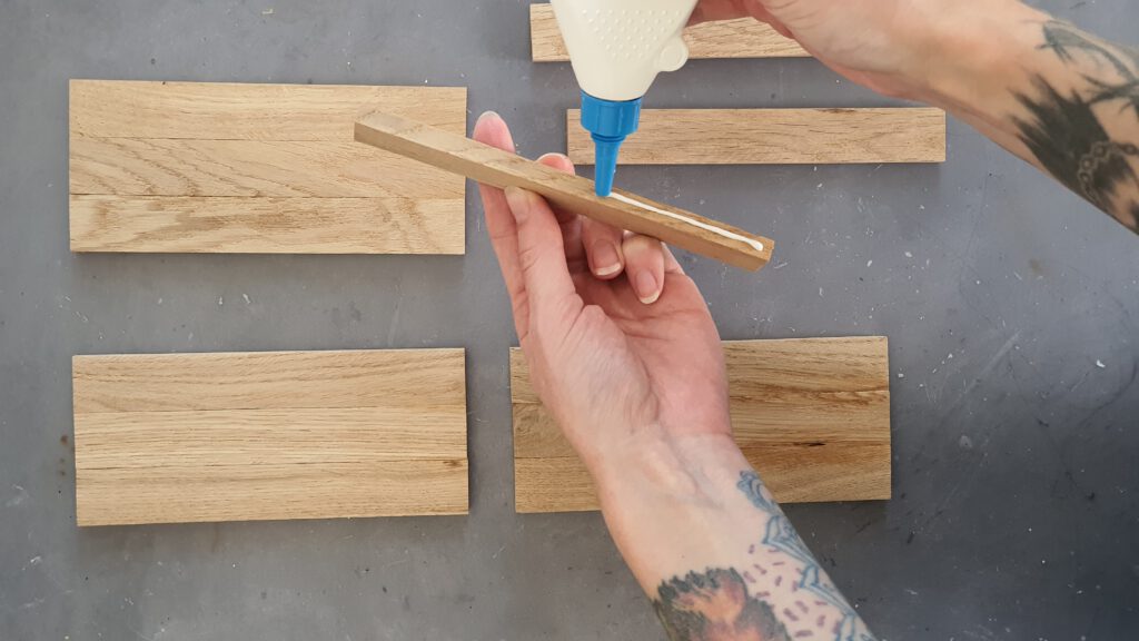 DIY Holzschatulle bauen Schritt 1: 3 Klötzchen aneinander kleben