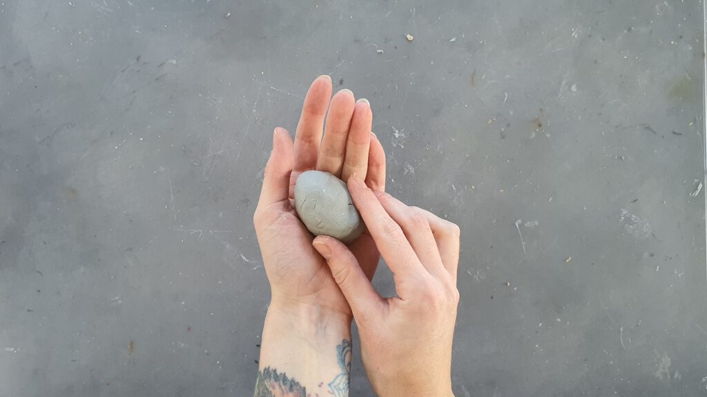 DIY Osterhase aus lufttrocknendem Ton Schritt 1: Ei formen