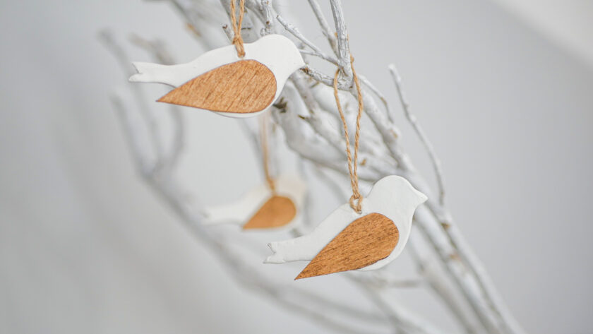 Geschenkanhänger in Form von Vögeln im skandinavischen Stil