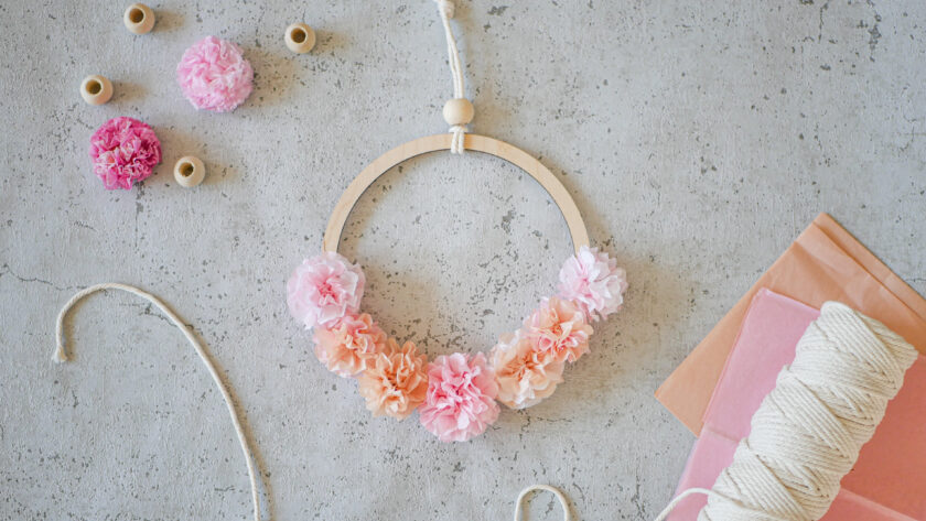 Einfacher DIY Kranz aus Papierblumen in Rosa und Aprikot
