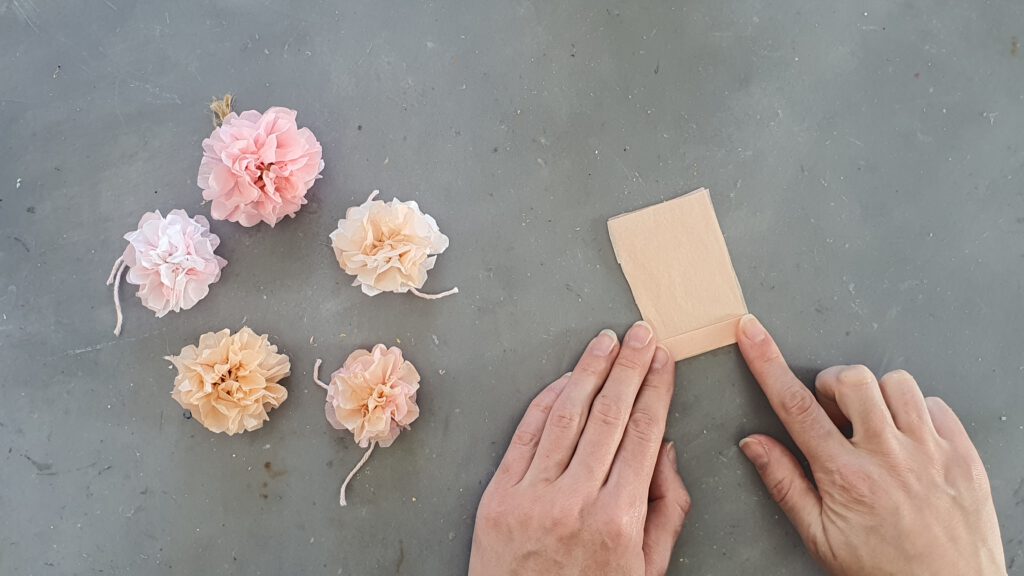 Kranz aus Papierblumen basteln Schritt 2: Seidenpapier falten