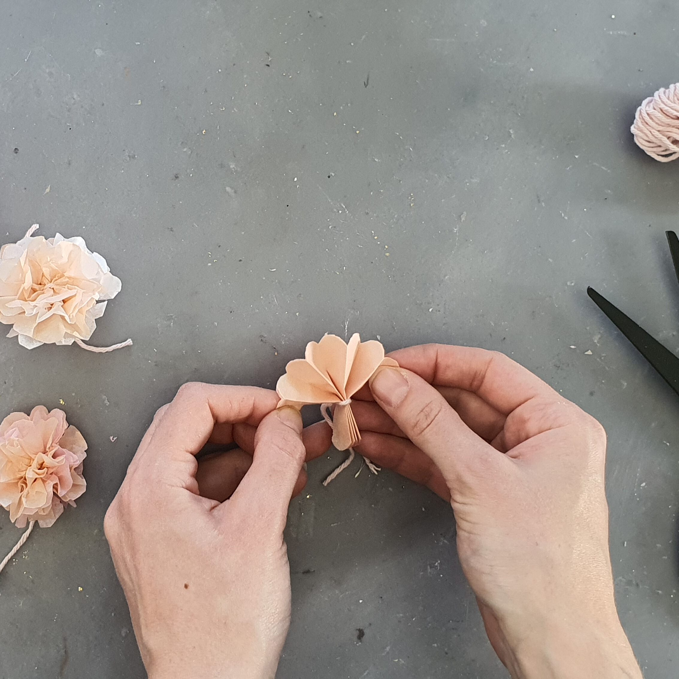 Türkranz mit Blumen aus Seidenpapier basteln Schritt 4: Papier auffächern