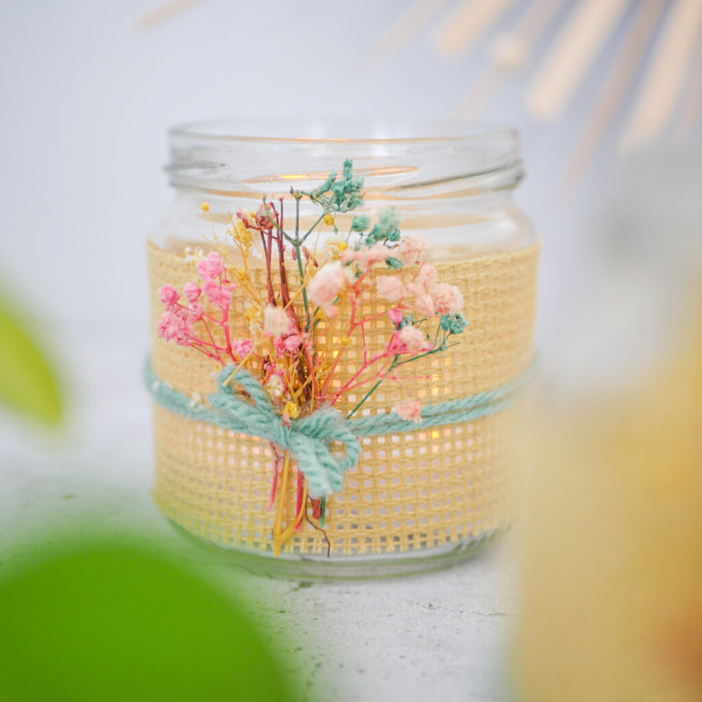 DIY Windlicht aus leeren Marmeladengläsern, Jute und bunten Trockenblumen