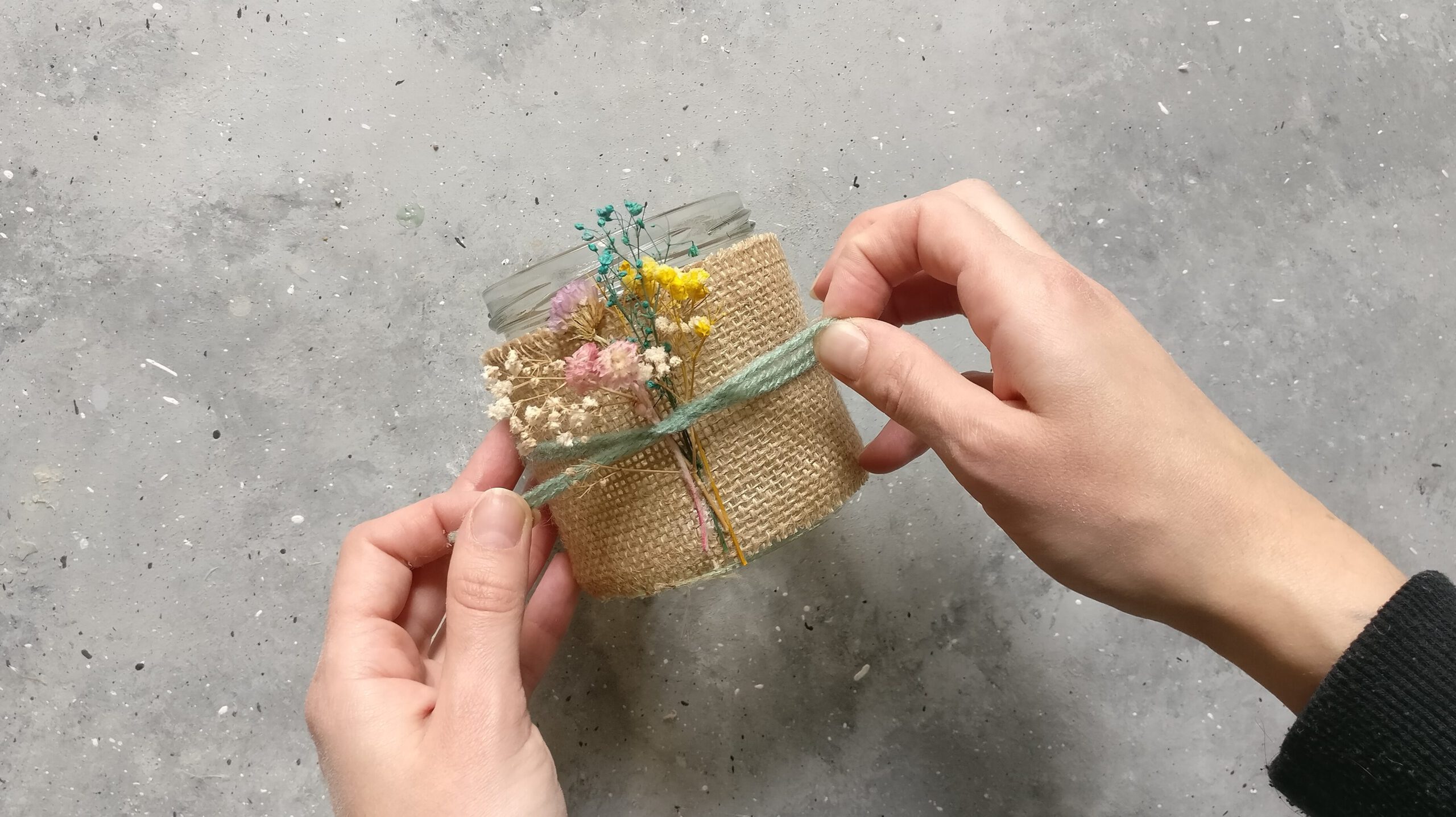 DIY Trockenblumen Windlicht Schritt 4: Garn um das Glas binden