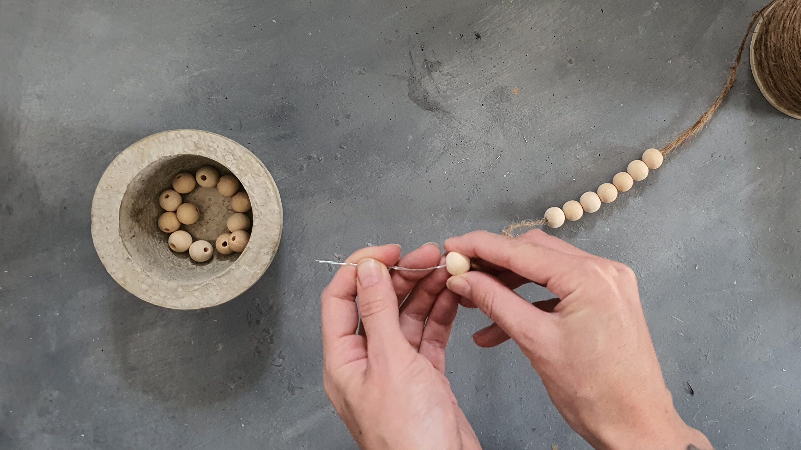 DIY Beton Blumentopf im Skandi-Stil selber machen Schritt 4: Holzperlen auffädeln