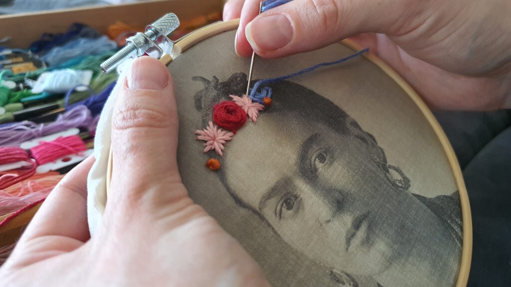 DIY Deko mit Frida Kahlo Schritt 3: Foto besticken