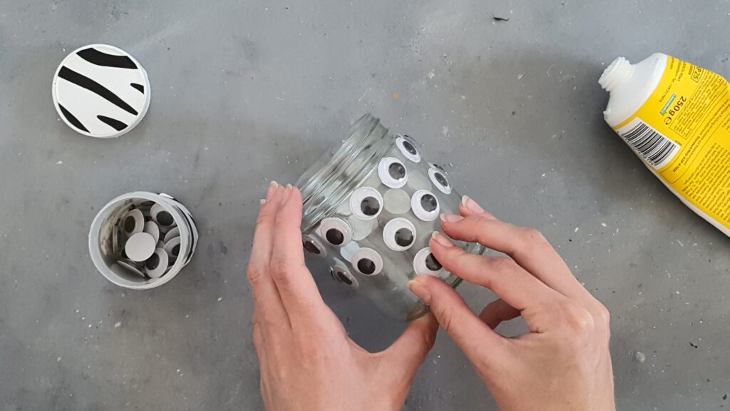 DIY Bubble Vase basteln Schritt 1: Wackelaugen auf das leere Schraubglas kleben