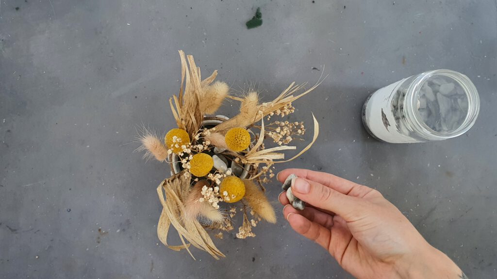 DIY Bubbe Blumentopf mit Trockenblumengesteck Schritt 7: Schaum mit Steinen bedecken