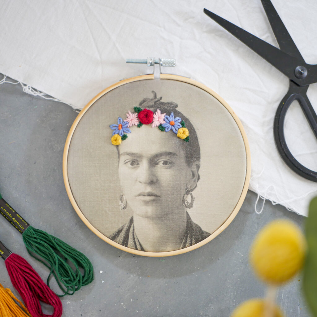 Bastelidee für Stickanfänger: Frida Kahlo Stickbild