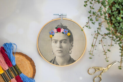 Bastelidee mit Stickerei: Frida Kahlo Stickbild mit Blumen