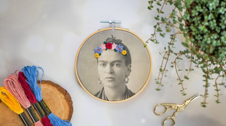 Bastelidee mit Stickerei: Frida Kahlo Stickbild mit Blumen