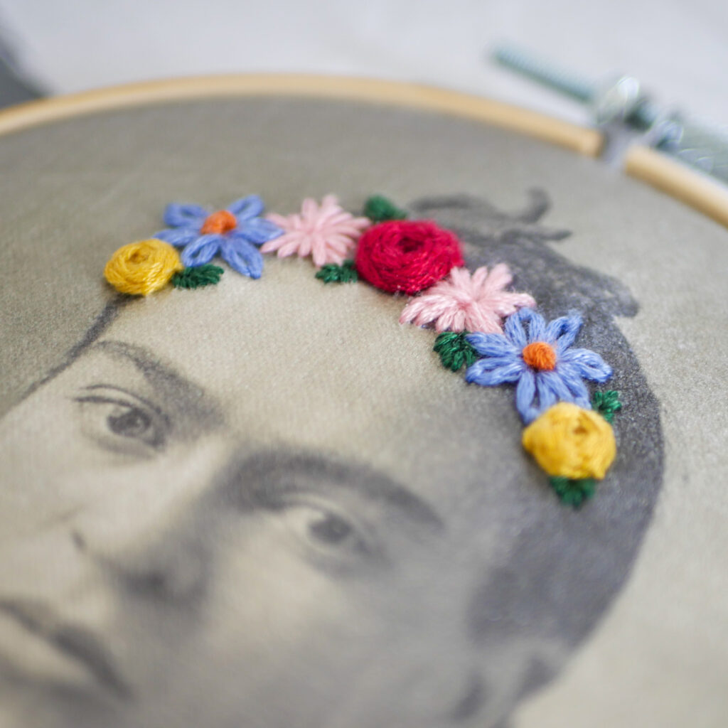 Ethno DIY Stickbild mit Blumenkranz auf Frida Kahlo