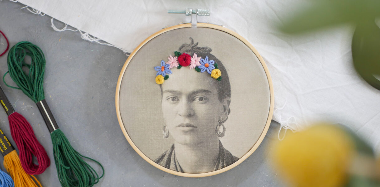 DIY Stickbild mit Frida Kahlo Foto und Blumenkranz im Boho-Style