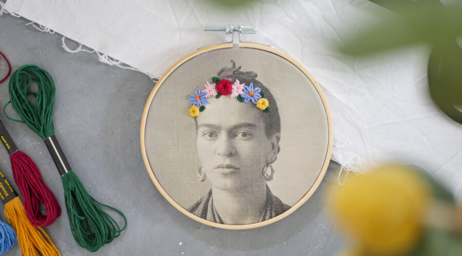 DIY Stickbild mit Frida Kahlo Foto und Blumenkranz im Boho-Style