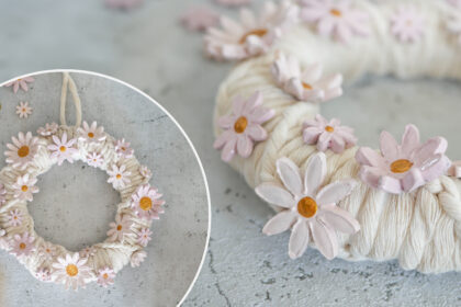 DIY Makrameekranz mit Blüten aus Modelliermasse im Keramik Look