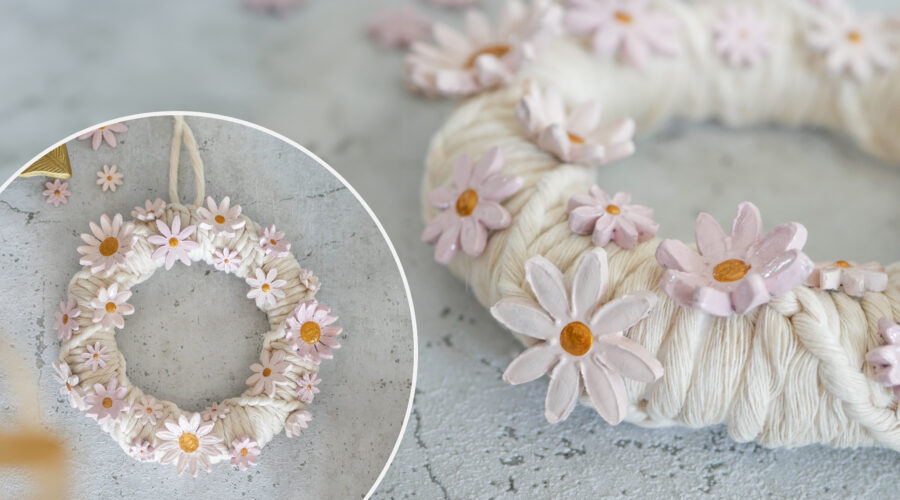 DIY Makrameekranz mit Blüten aus Modelliermasse im Keramik Look