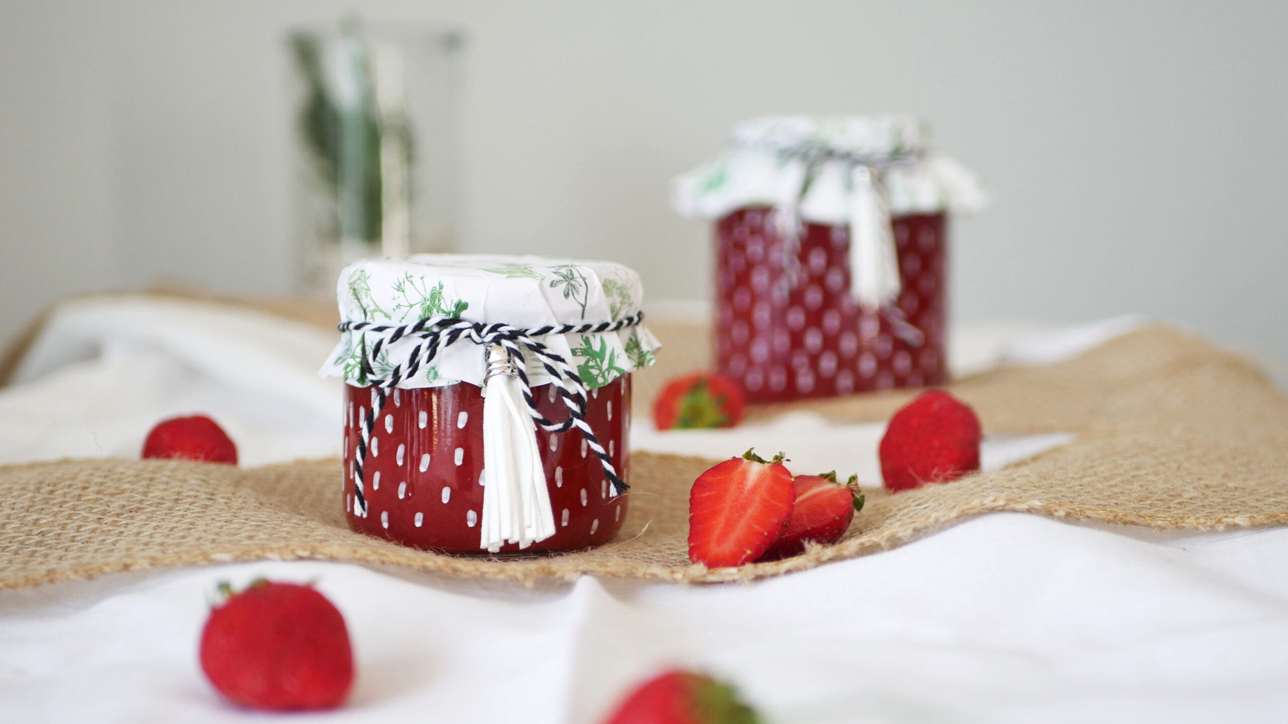 Das perfekte Gastgeschenk: Leckere Erdbeer-Rhabarber-Marmelade mit weniger Zucker in hübscher Verpackung