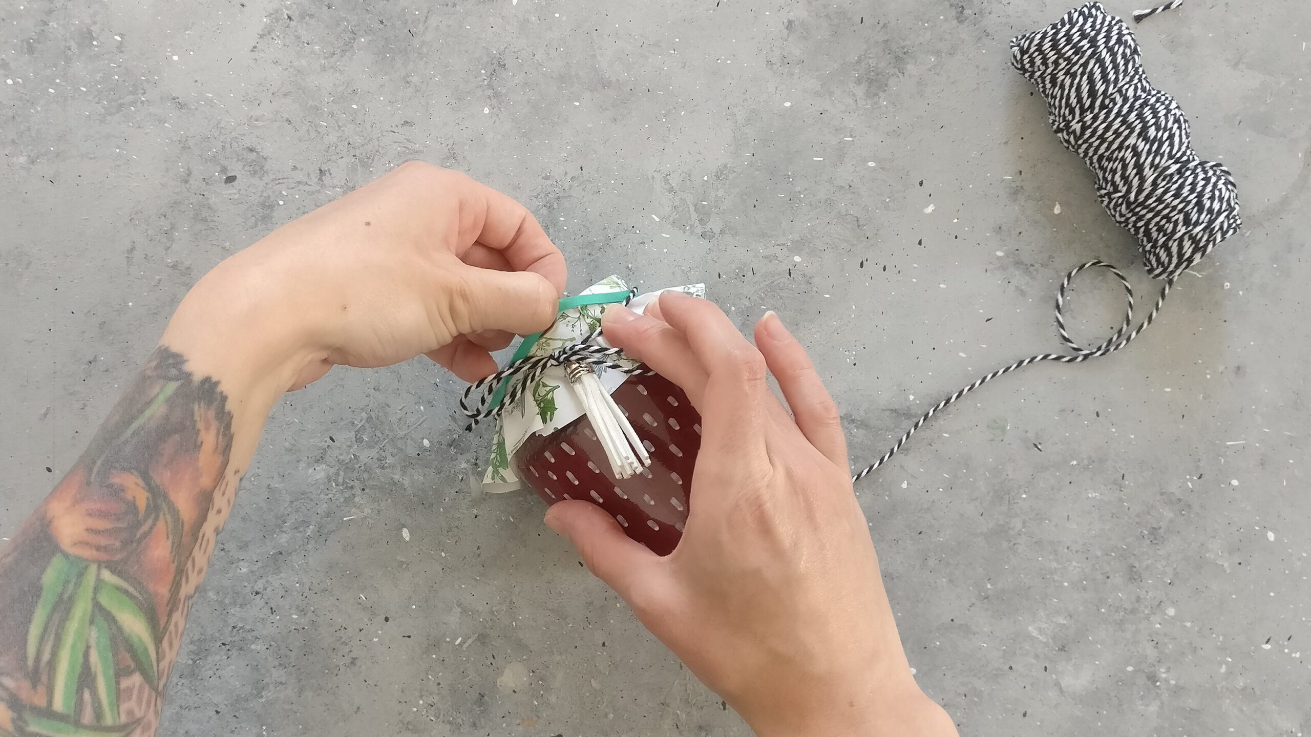 Erdbeer Rhabarber Konfitüre verpacken Schritt 6: Gummi abziehen